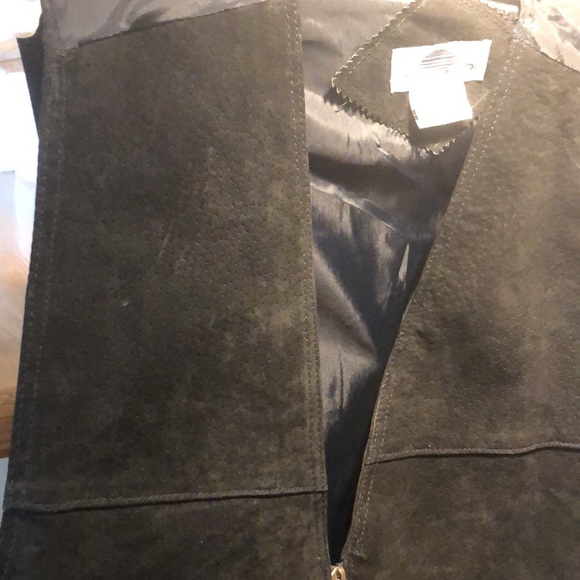 Leather vest with pockets and zipper. - Picture 6 of 6